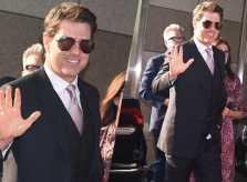 Tom Cruise quên kéo khóa quần khi dự lễ ra mắt phim ở Tokyo
