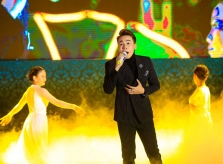 Ca sĩ Việt gây sốc khi làm liveshow ở chùa với 17.000 khán giả