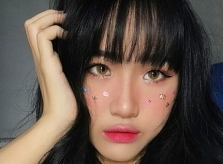 Kiểu trang điểm lấp lánh, đính sticker 'tứ tung' như búp bê lên ngôi mùa lễ hội