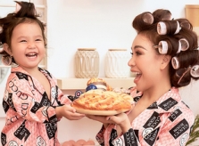 Trà Ngọc Hằng diện pyjama cùng con gái