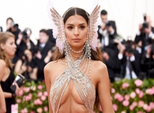 Dàn mỹ nhân diện trang phục hở ngực ở Met Gala 2019