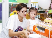 Trang Trần tổ chức sinh nhật 3 tuổi cho con gái ở lớp học