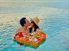Ảnh sao 24/11: Trấn Thành - Hari Won hôn nhau dưới bể bơi