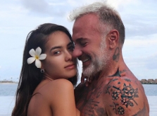 Triệu phú 52 tuổi tuyên bố có con với người mẫu kém 27 tuổi