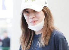 Triệu Vy lộ diện với mặt mộc bơ phờ