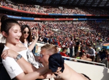 Fan nam ôm mỹ nhân 'Trùm Hương Cảng' trên khán đài World Cup