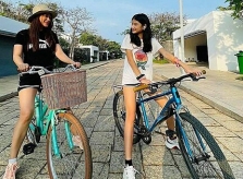 Ảnh sao 20/4: Mẹ con Trương Ngọc Ánh đạp xe dạo chơi