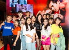 Fan vây kín Trương Nhi ở rạp chiếu phim