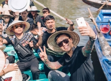 Tuấn Hưng đi khai hội chùa Hương, ai cũng hỏi về một người