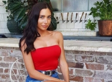 Cô gái vượt 60.000 ứng viên để được đi du lịch với triệu phú