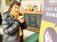 Kim Hye Soo gửi xe cà phê đến phim trường ủng hộ Uhm Jung Hwa