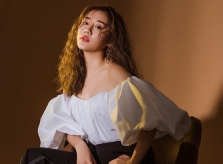 Văn Mai Hương khoe vai trần