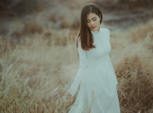 Vân Trang thả dáng giữa đồng cỏ