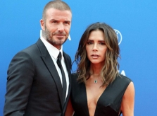 Victoria Beckham mặc váy khoét ngực đi sự kiện cùng chồng