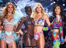 Chủ tịch từ chức, tương lai nào cho hãng nội y Victoria's Secret?