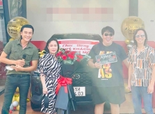 Ảnh sao 3/11: Vợ chồng Việt Hương tặng Hoàng Mập ôtô nhân sinh nhật