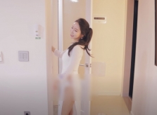 Dân mạng Việt lên án một vlogger Hàn Quốc diện áo dài không quần