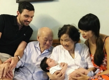 Vợ chồng Hà Anh đưa con gái ra Hà Nội thăm hai cụ ngoại