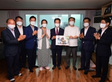 Vợ chồng Hàn Quốc được khen vì sinh con thứ 9