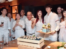 Vợ chồng Hiền Mai mở tiệc sinh nhật con trai trên du thuyền