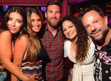 Vợ chồng Messi liên tục gặp người nổi tiếng trong kỳ nghỉ