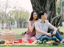 Ảnh sao 23/8: Vợ chồng Thúy Vân đi picnic