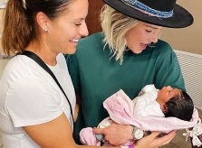 Vợ chồng tuyển thủ đồng tính Mỹ nhận con nuôi