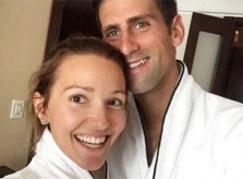 Vợ Djokovic bị 'ném đá' vì đăng tin giả về Covid-19