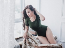 Hai chân dài vượt mặt Angela Phương Trinh khi có vòng ba hơn 1 mét