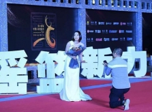 Hoa đán Trung Quốc hoảng sợ vì bị fan cuồng cầu hôn trên thảm đỏ