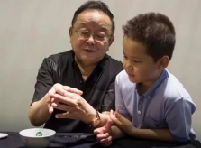 Cuộc sống cha già con cọc của 'Hòa Thân' Vương Cương tuổi 71