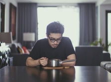 Vũ trở lại với nỗi buồn