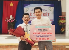 Xuân Nghị về quê trao học bổng