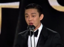 Yoo Ah In là 'Ảnh đế' Rồng Xanh