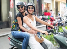 H'Hen Niê chở Hoa hậu Nhật bằng xe máy, ăn bún riêu ở chợ Bến Thành