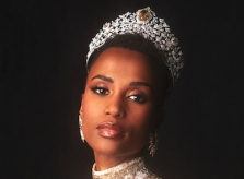 Zozibini Tunzi - hoa hậu ham học