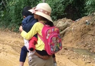 Ông bố Tuyên Quang dắt tay, cõng con gái đi học mỗi ngày