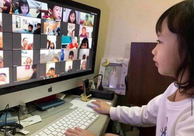 Mẹ 'dở khóc dở cười' khi con học online