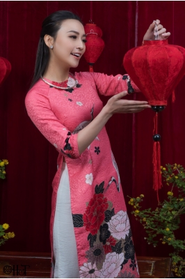 Diện áo dài tôn dáng đón Xuân sang