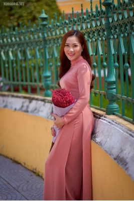 Cô giáo trẻ thướt tha với tà áo dài trong nắng Sài Gòn