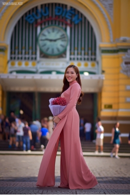 Cô giáo trẻ thướt tha với tà áo dài trong nắng Sài Gòn