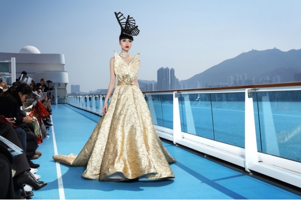 Jessica Minh Anh dựng sàn catwalk trên tàu ở Hong Kong