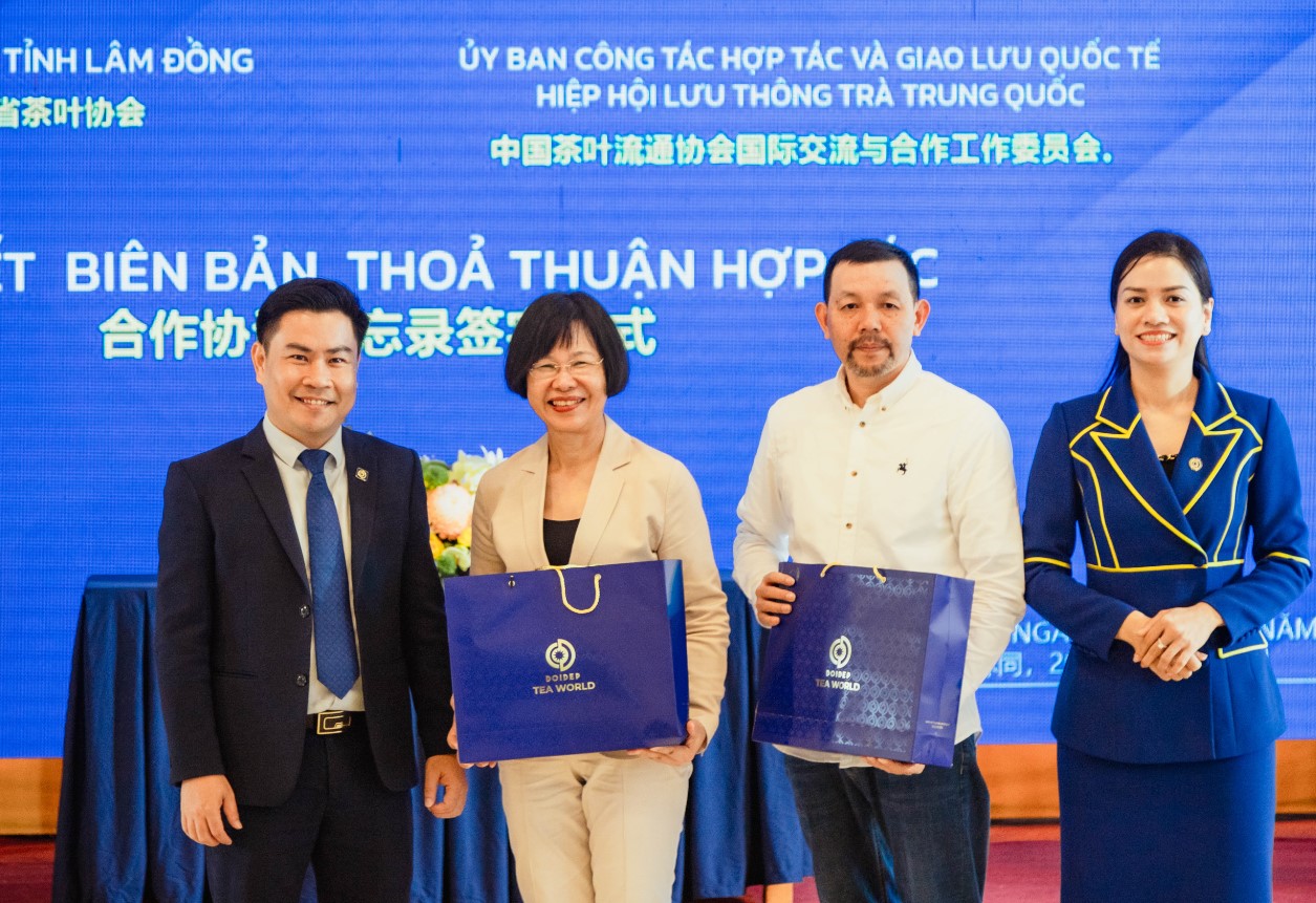 Đại diện Thương hiệu Đôi Dép kết nối cùng đại diện Hiệp hội Chè Trung Quốc